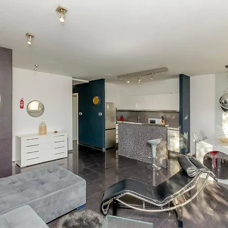 Apartment Black Star