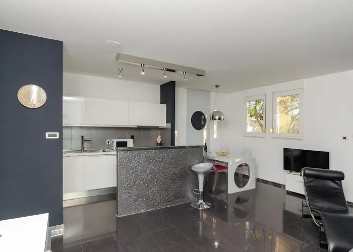 Апартаменти Black Star *